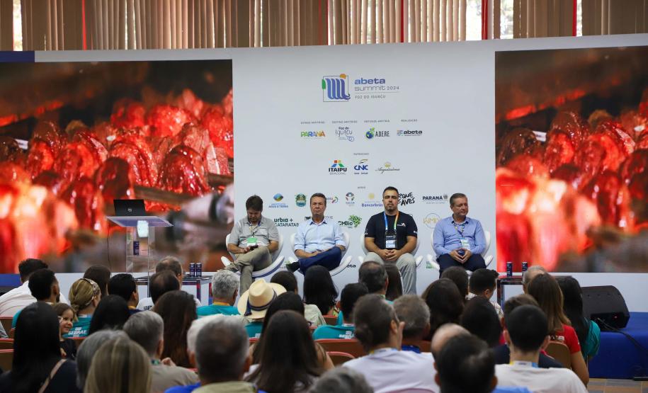 Foto de servidores do IAT em apresentação da ABETA