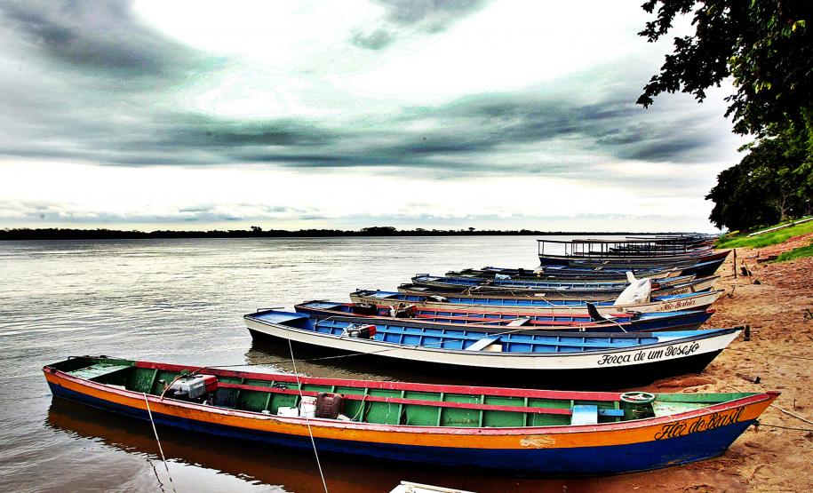 Foto de barcos em bacia hidrográfica