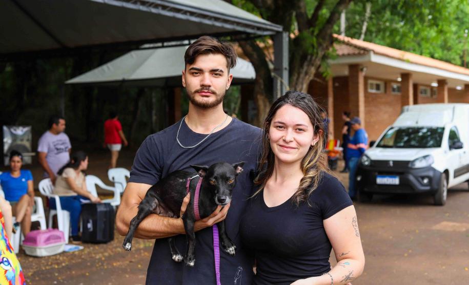 Foto de casal com cachorro