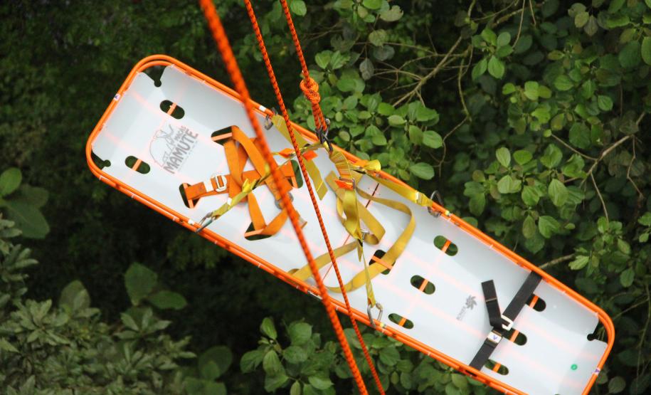 Foto de equipamento de resgate em trilha