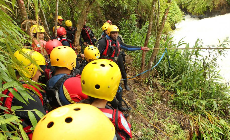 Foto de visitantes em trilha