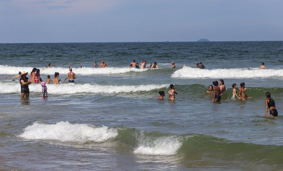 Foto de banhistas em praia