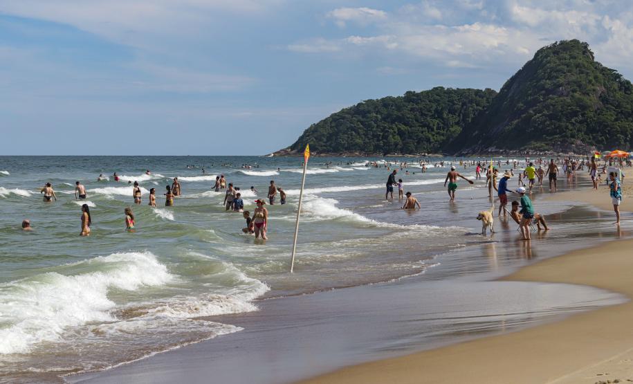 Foto de banhistas em praia
