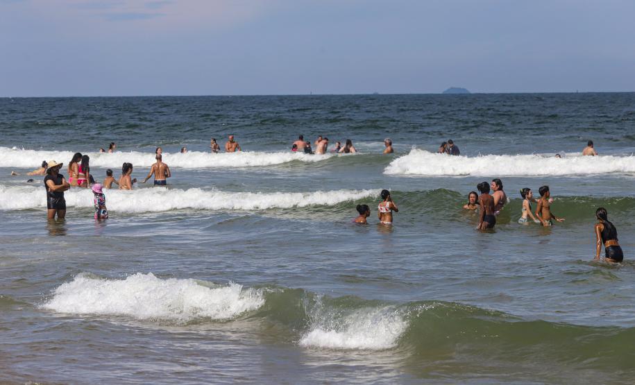 Foto de pessoas no mar