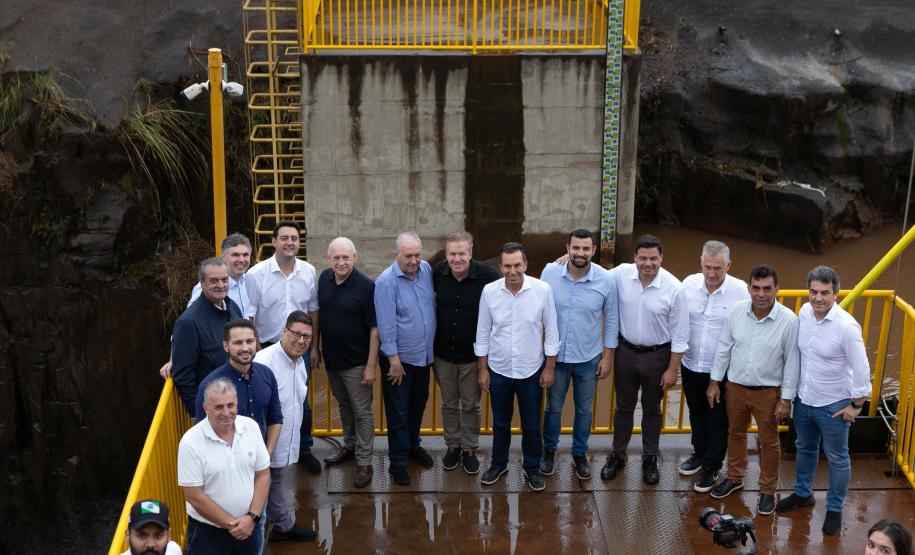 Foto do governador observando obra