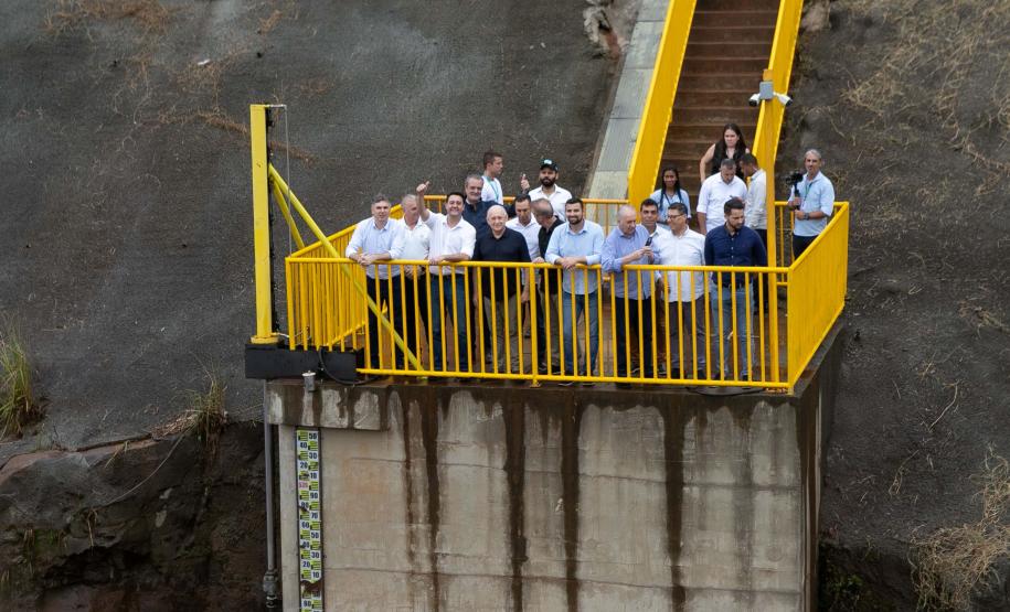 Foto do governador observando obra