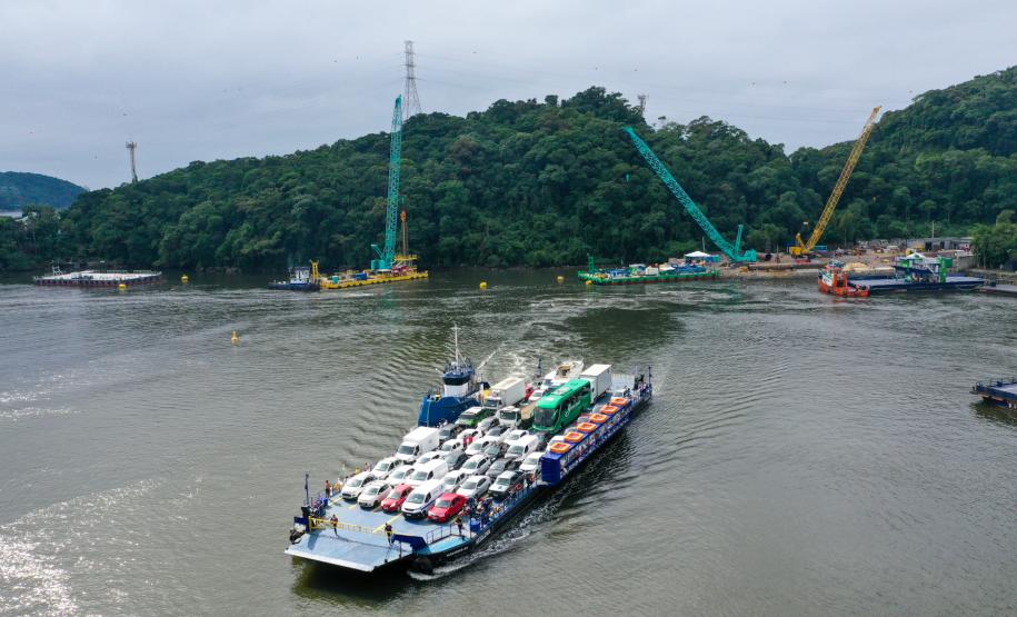 Foto de barco transportando produtos