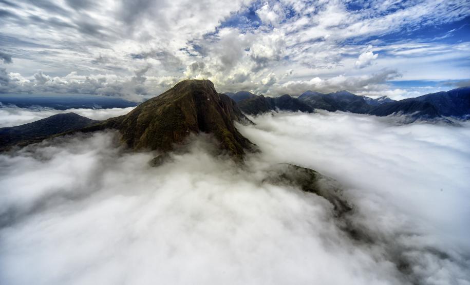 Foto de montanha coberta por nuvens
