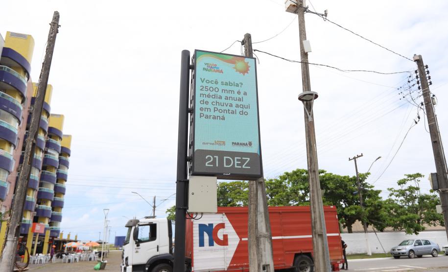 Foto de painel digital da Simepar no litoral