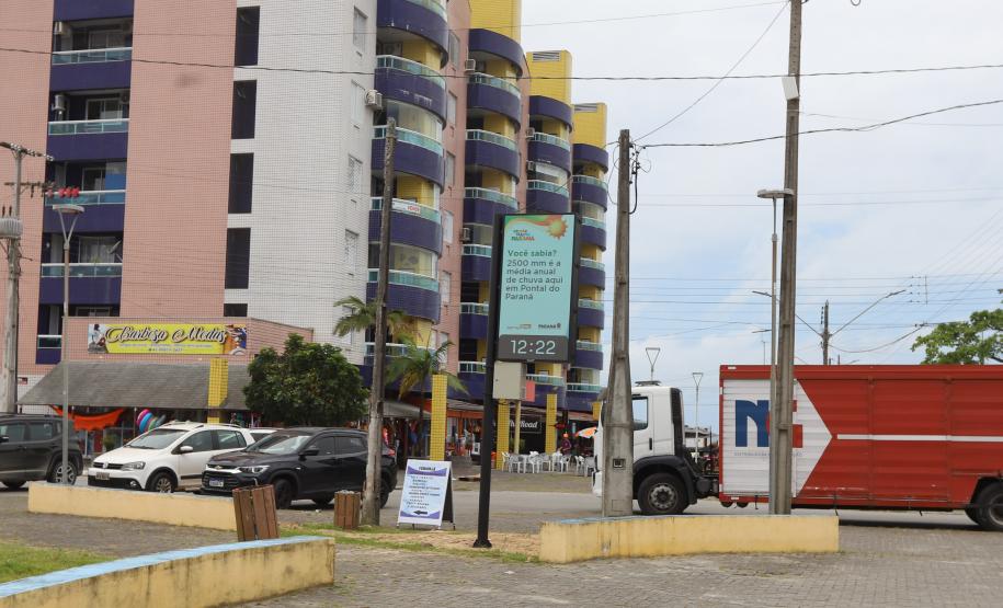 Foto de painel digital da Simepar no litoral