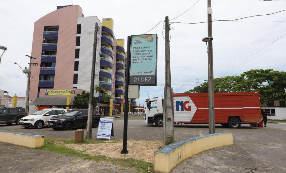 Foto de painel digital da Simepar no litoral