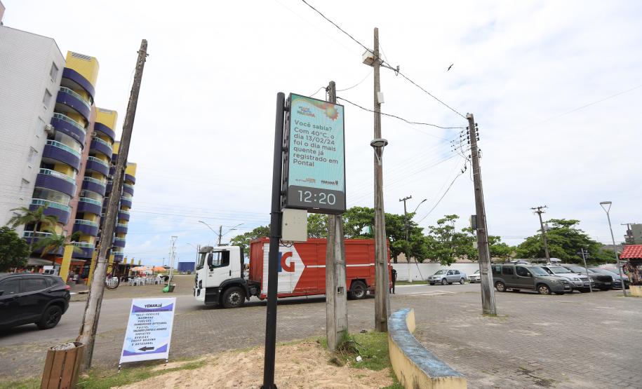 Foto de painel digital da Simepar no litoral