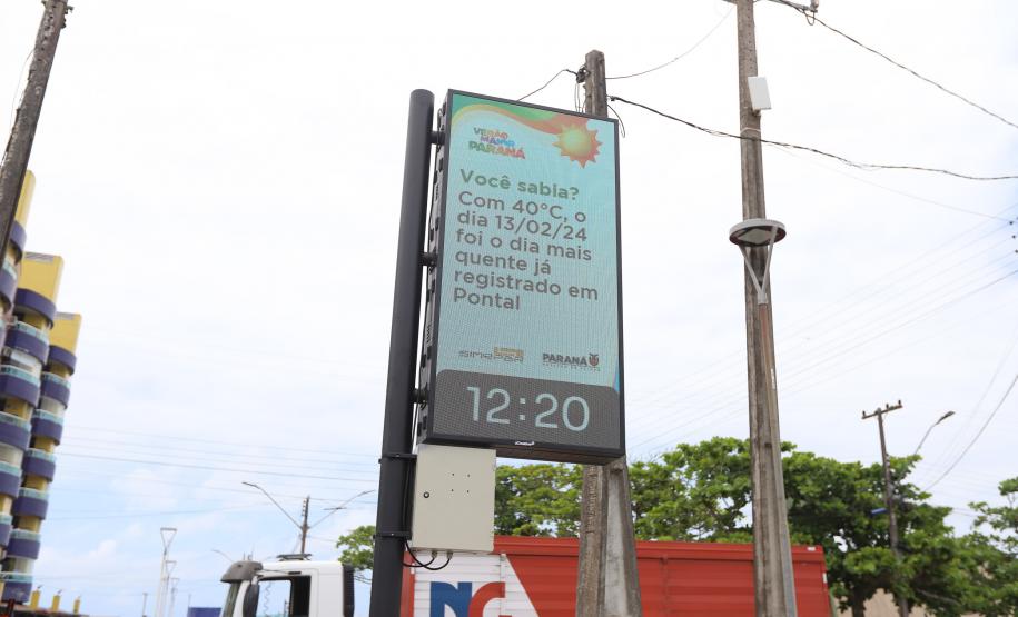Foto de painel digital da Simepar no litoral
