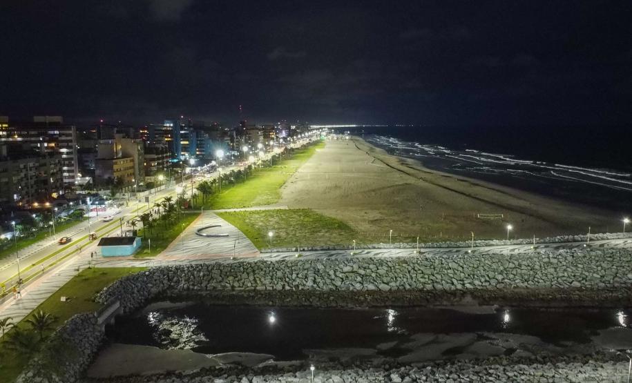 Foto aérea de superpostes iluminando orla