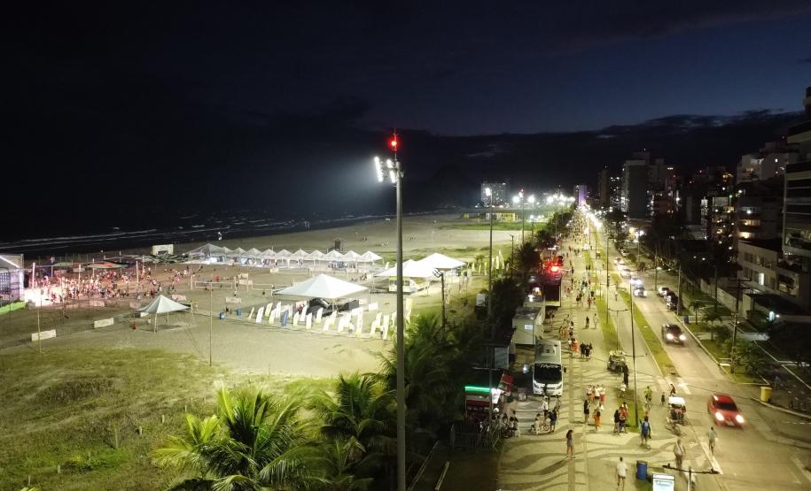 Foto de superpostes à noite