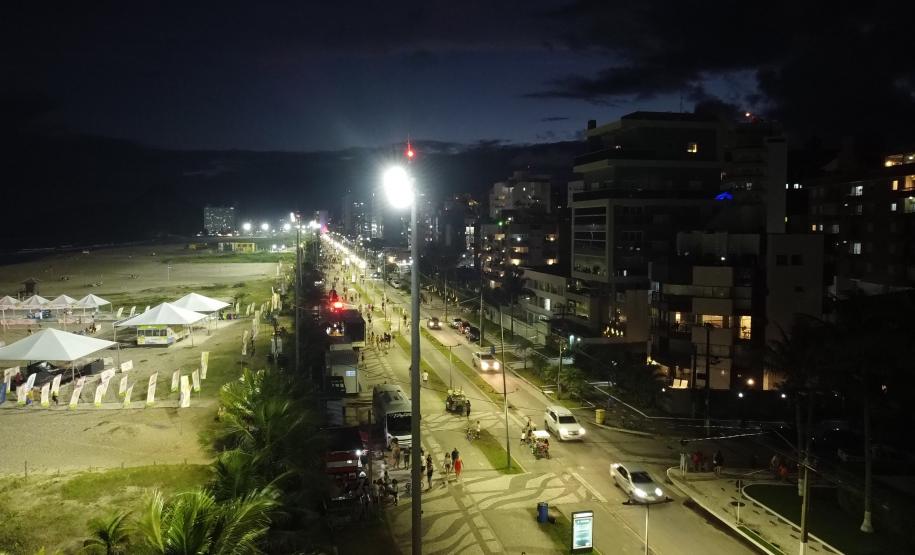 Foto de superpostes à noite