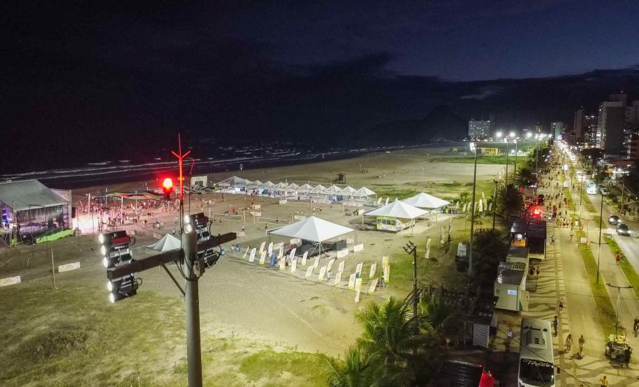 Foto de superpostes à noite