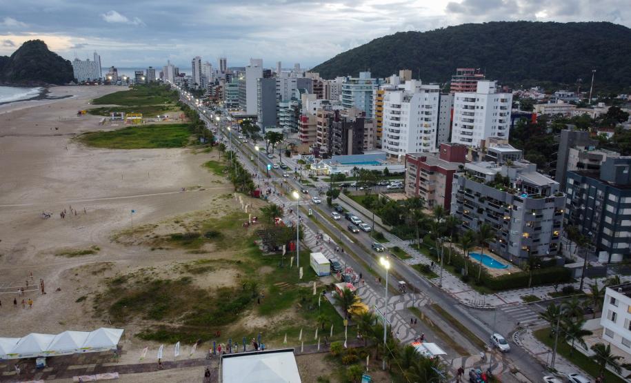 Foto aérea de superpostes iluminando orla