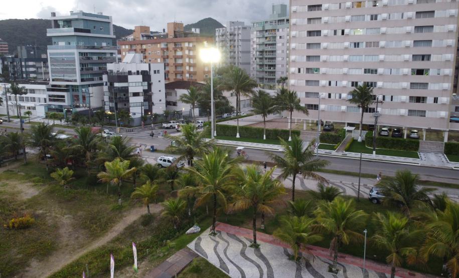 Foto aérea de superpostes iluminando orla