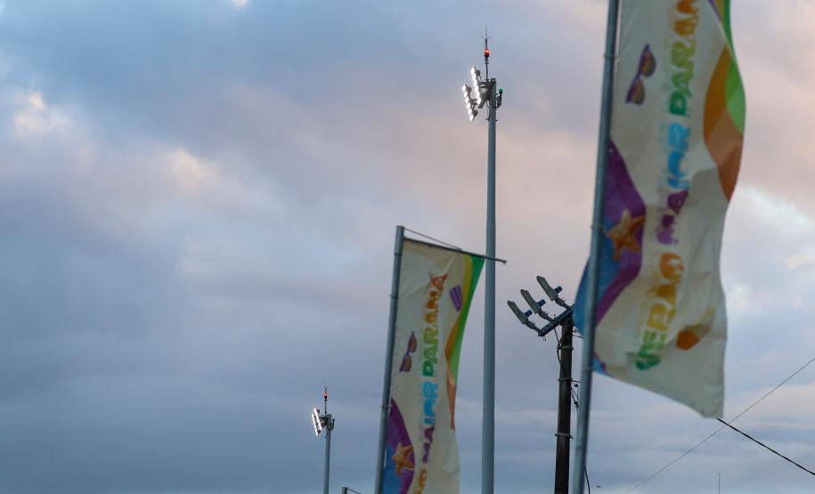 Foto aérea de superpostes iluminando orla