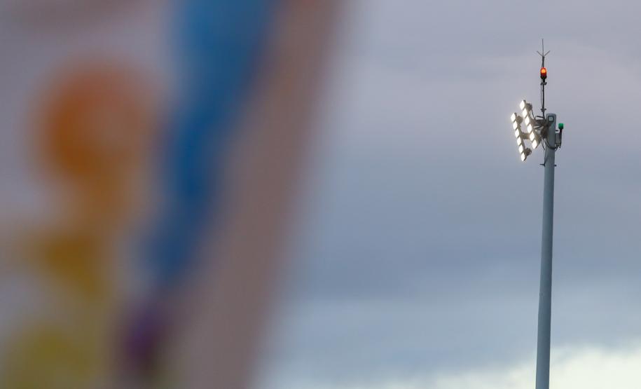 Foto aérea de superpostes iluminando orla