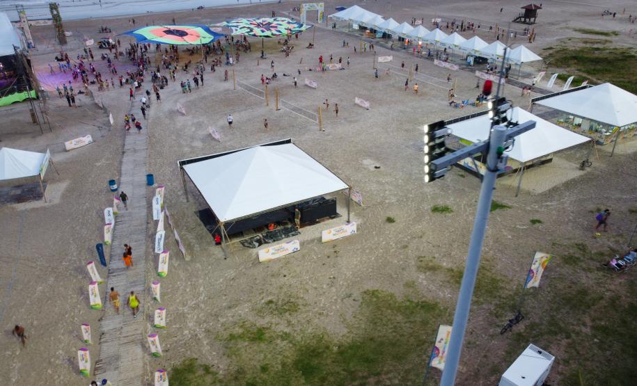 Foto aérea de superpostes iluminando orla