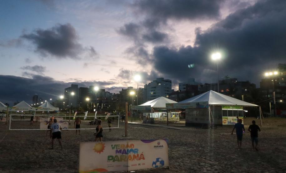 Foto aérea de superpostes iluminando orla