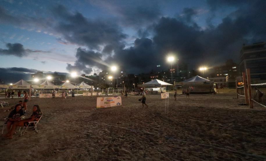 Foto aérea de superpostes iluminando orla