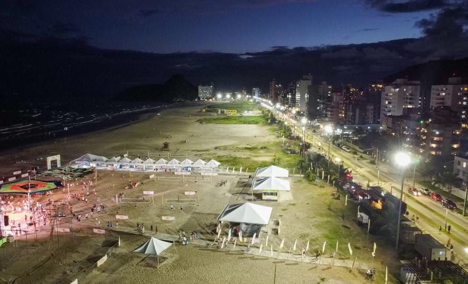 Foto aérea de superpostes iluminando orla