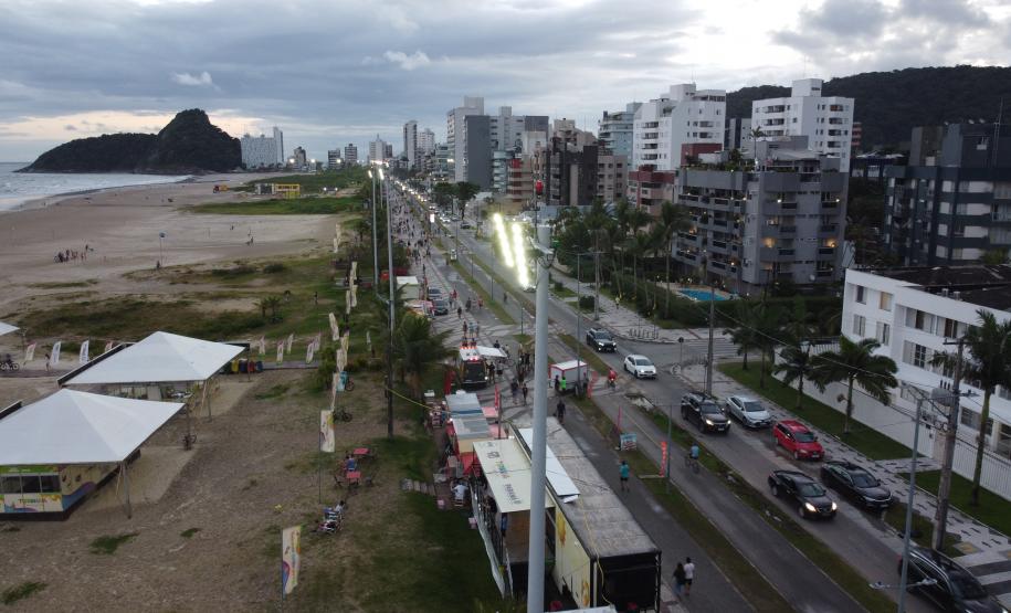 Foto aérea de superpostes iluminando orla