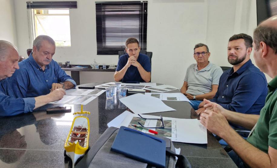 Secretário e presidente durante reunião