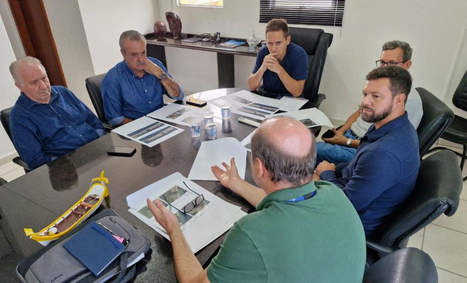 Secretário e presidente durante reunião