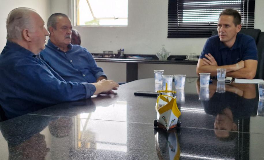 Secretário e presidente durante reunião