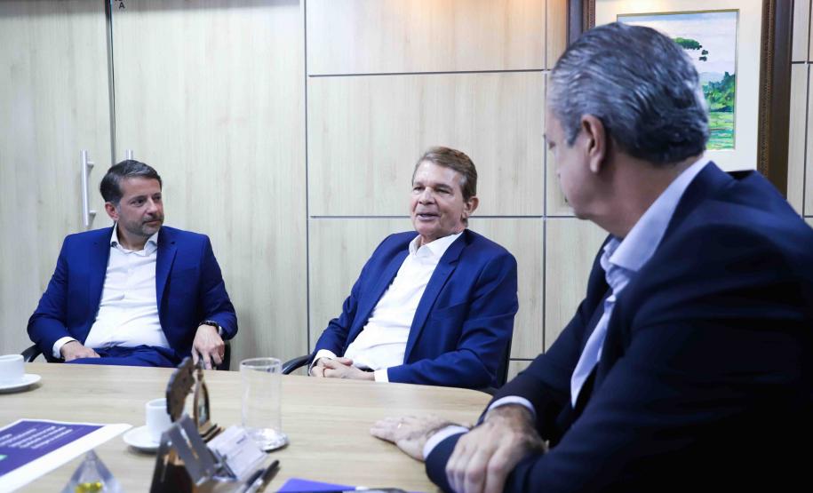 Reunião entre o secretário estadual do Desenvolvimento Sustentável, Everton Souza, e o prefeito de Foz, General Silva e Luna, sobre descentralização do licenciamento ambiental