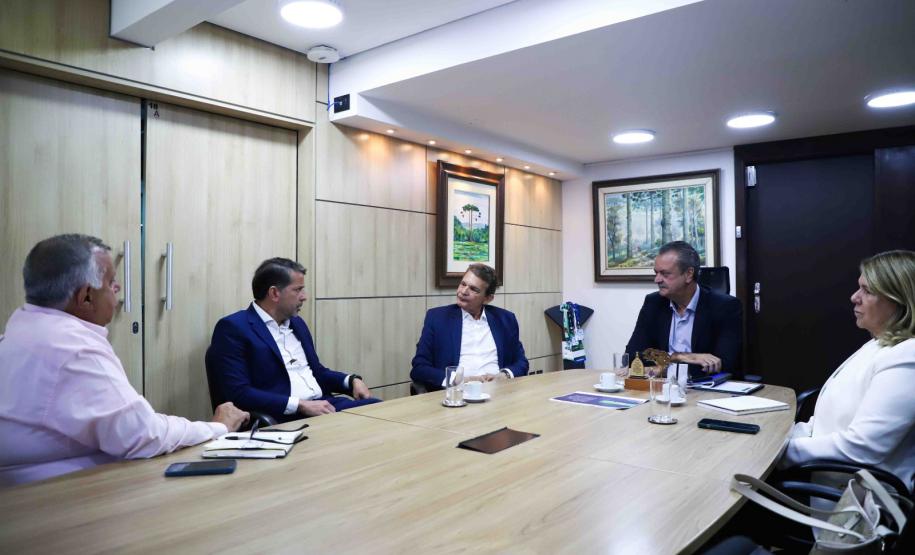 Reunião entre o secretário estadual do Desenvolvimento Sustentável, Everton Souza, e o prefeito de Foz, General Silva e Luna, sobre descentralização do licenciamento ambiental