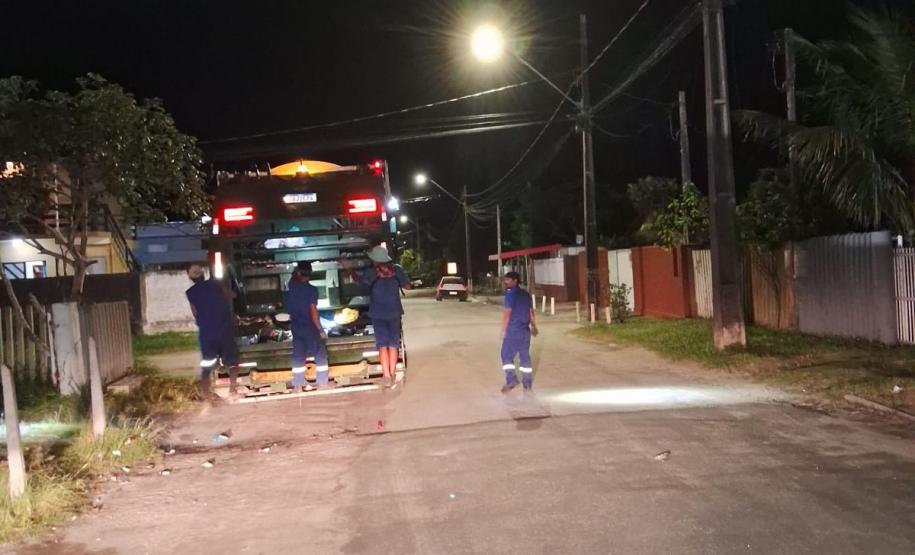 Foto de caminhões de lixo durante coleta