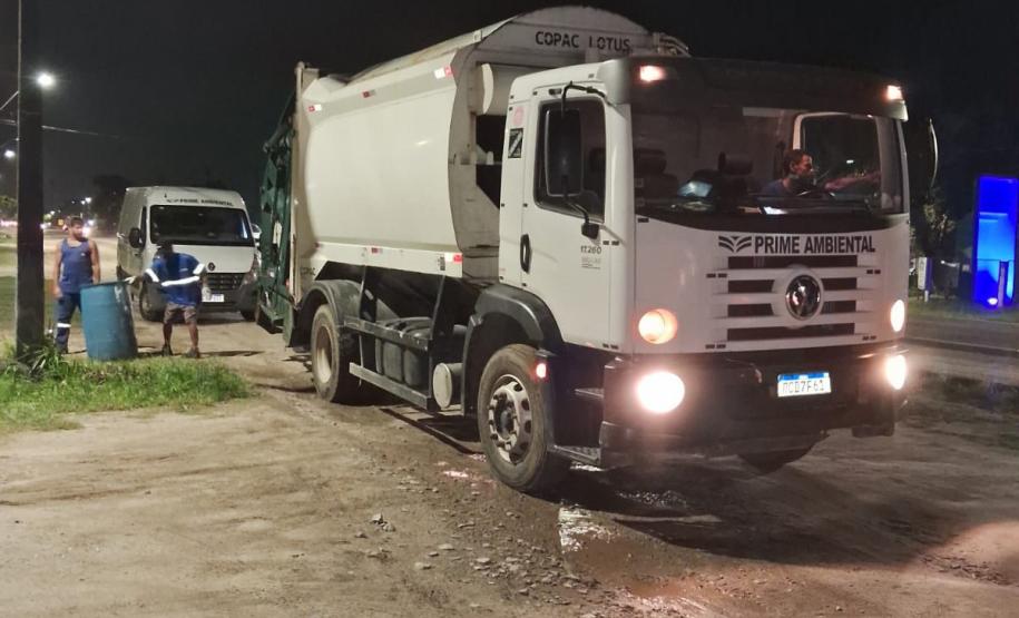 Foto de caminhões de lixo durante coleta