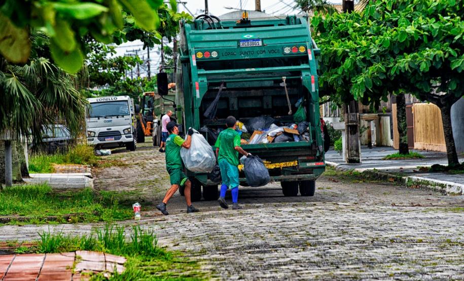Foto de caminhões de lixo durante coleta