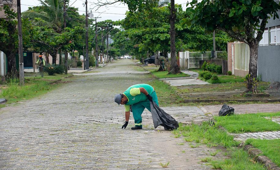 Foto de caminhões de lixo durante coleta