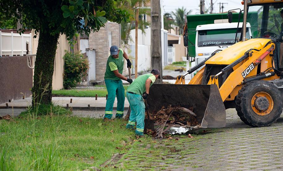 Foto de caminhões de lixo durante coleta