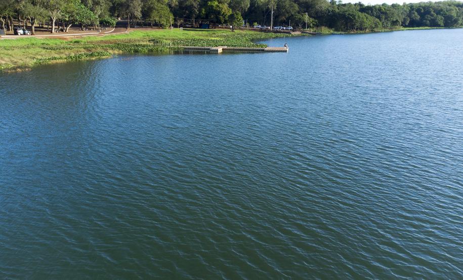 Foto aérea de corpo hídrico