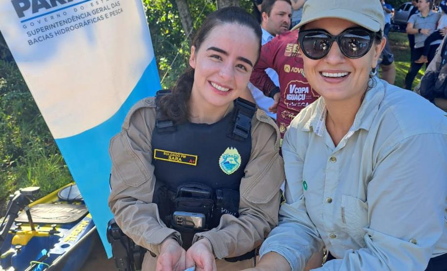 Foto de ação de soltura de peixes