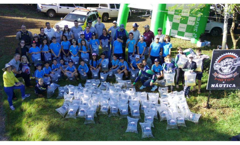 Foto de ação de soltura de peixes