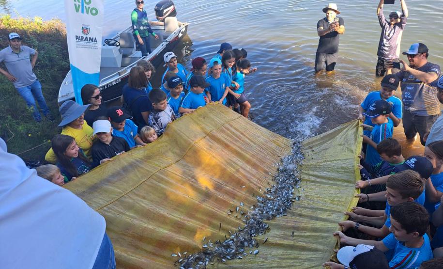 Foto de ação de soltura de peixes