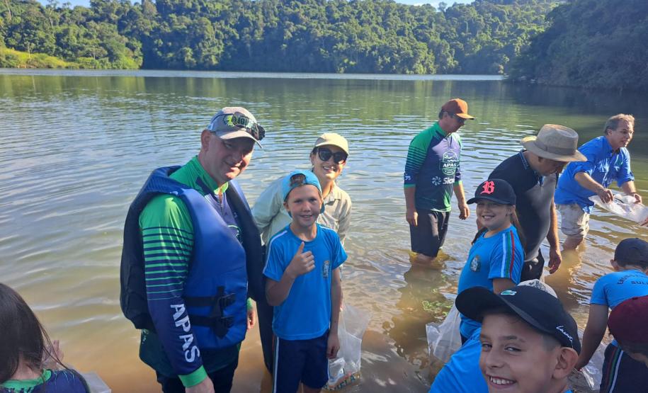 Foto de ação de soltura de peixes