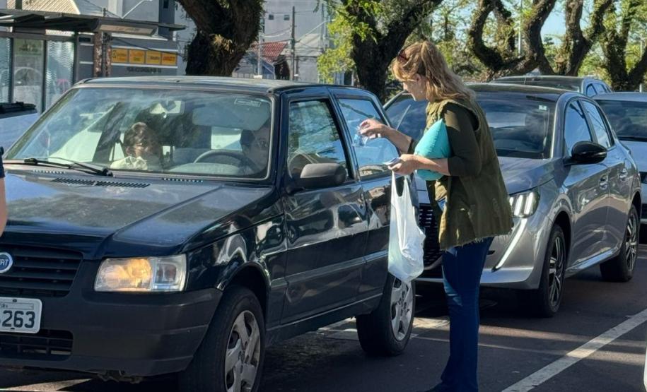 Servidores do IAT durante blitz educativa