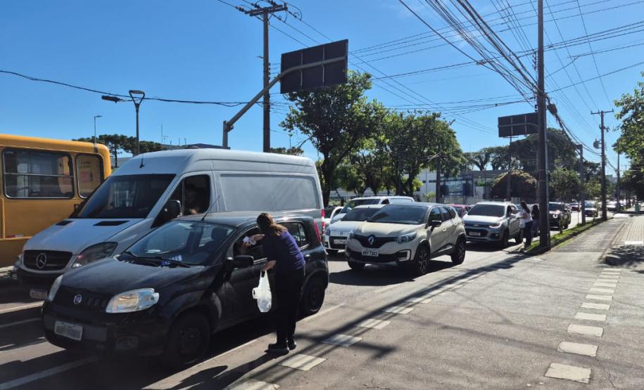 Servidores do IAT durante blitz educativa