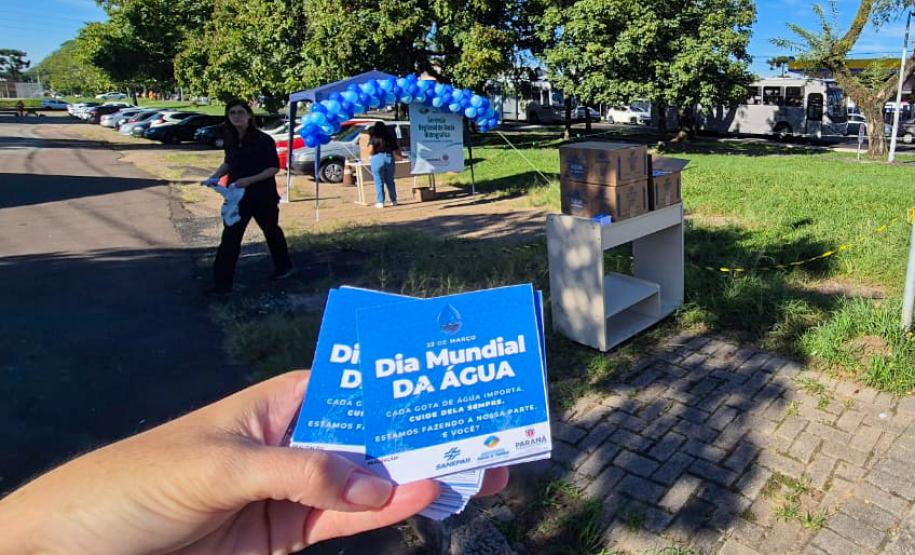 Servidores do IAT durante blitz educativa