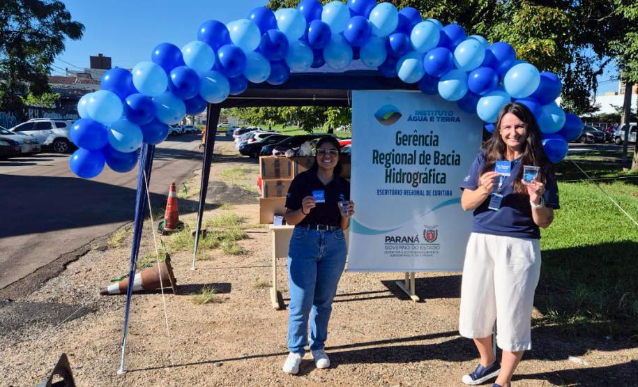 Servidores do IAT durante blitz educativa
