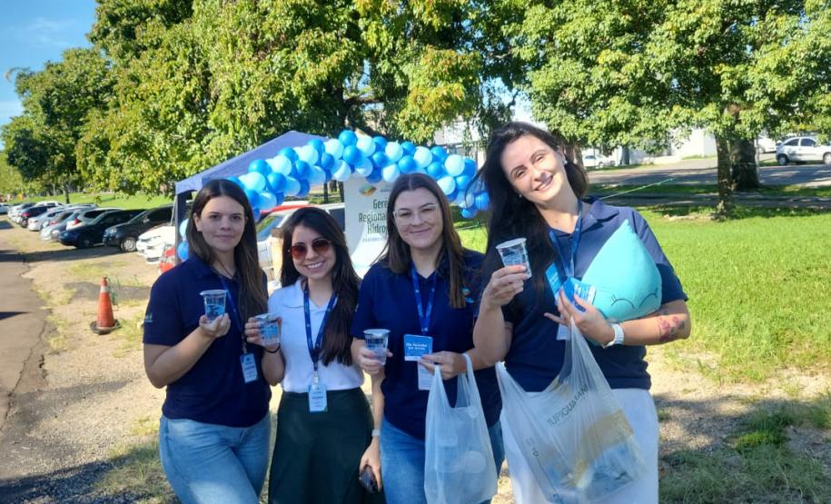Servidores do IAT durante blitz educativa